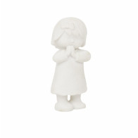 Menina da comunhão a rezar